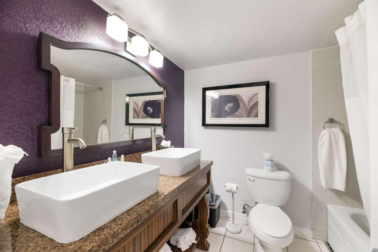 Clarion & Across From Universal 3* Orlando